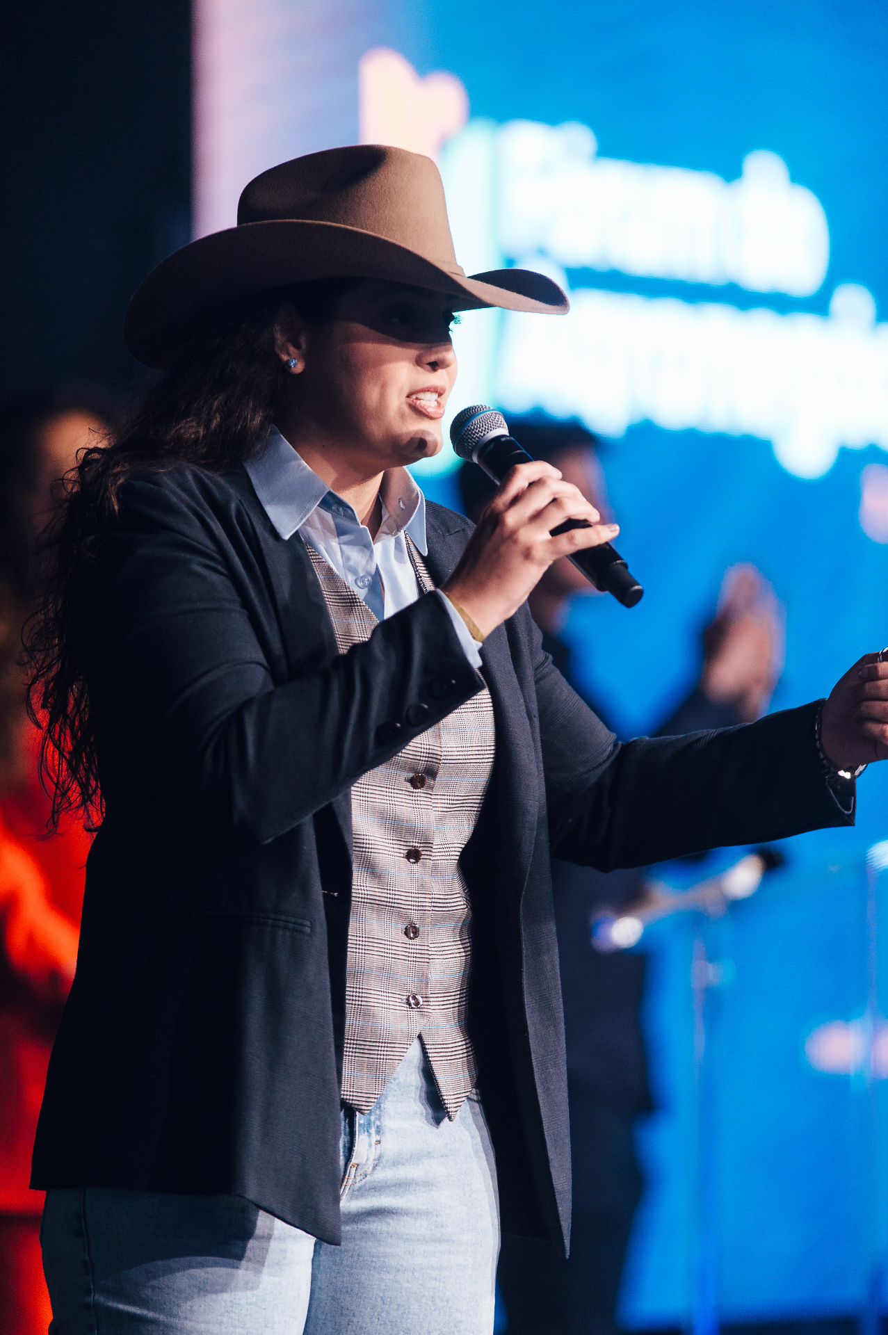 Thaciana Reis en escenario, Foro do Agronegócio